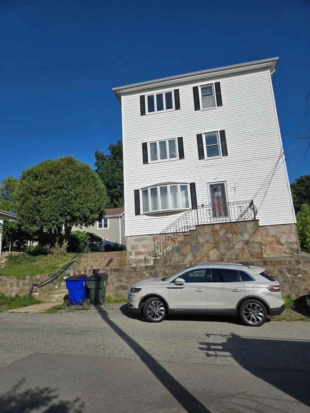 169 Chavenson St, Fall River