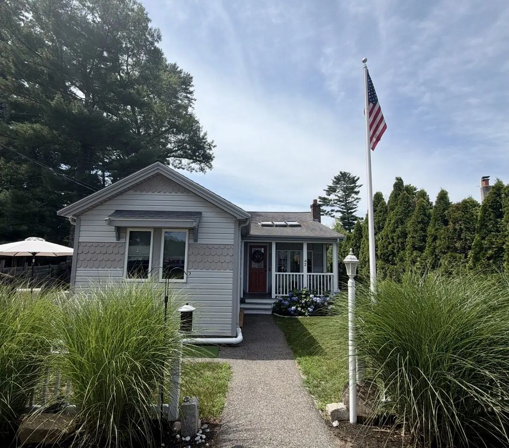 42 Crystal Lake Dr, Carver