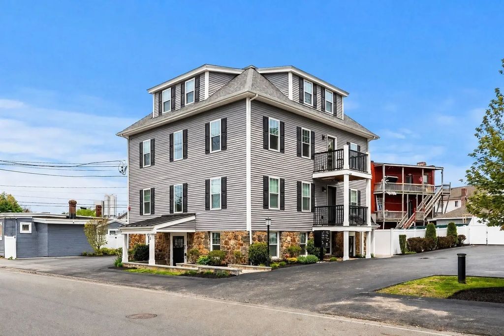 4 Wakefield Ave #4, Wakefield