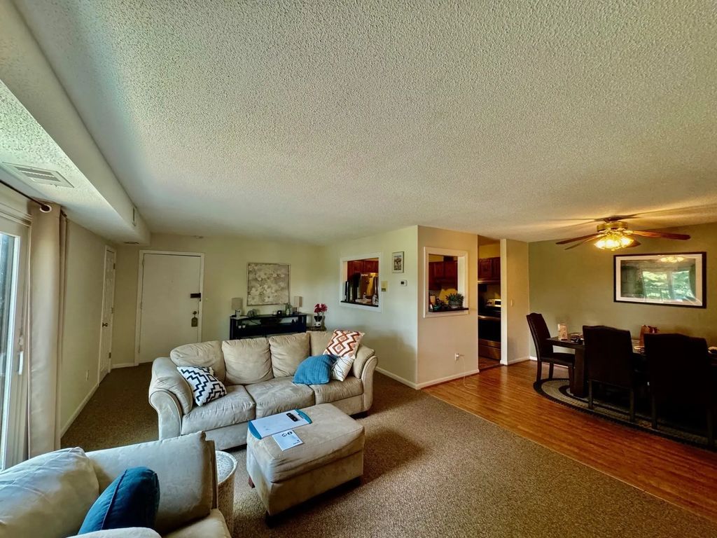 4700 N Main St #4h, Fall River