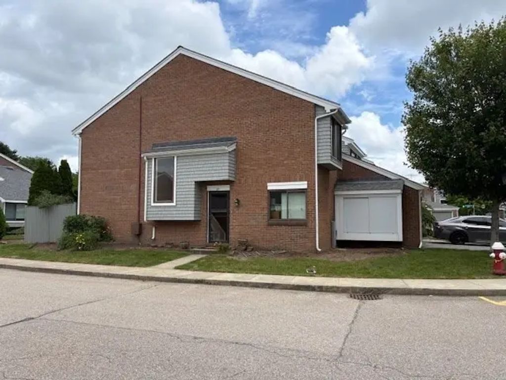64 Laurelwood Dr #64, Stoughton