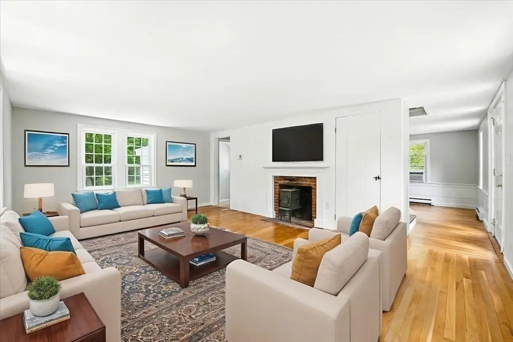 105 North Main Street, Sherborn