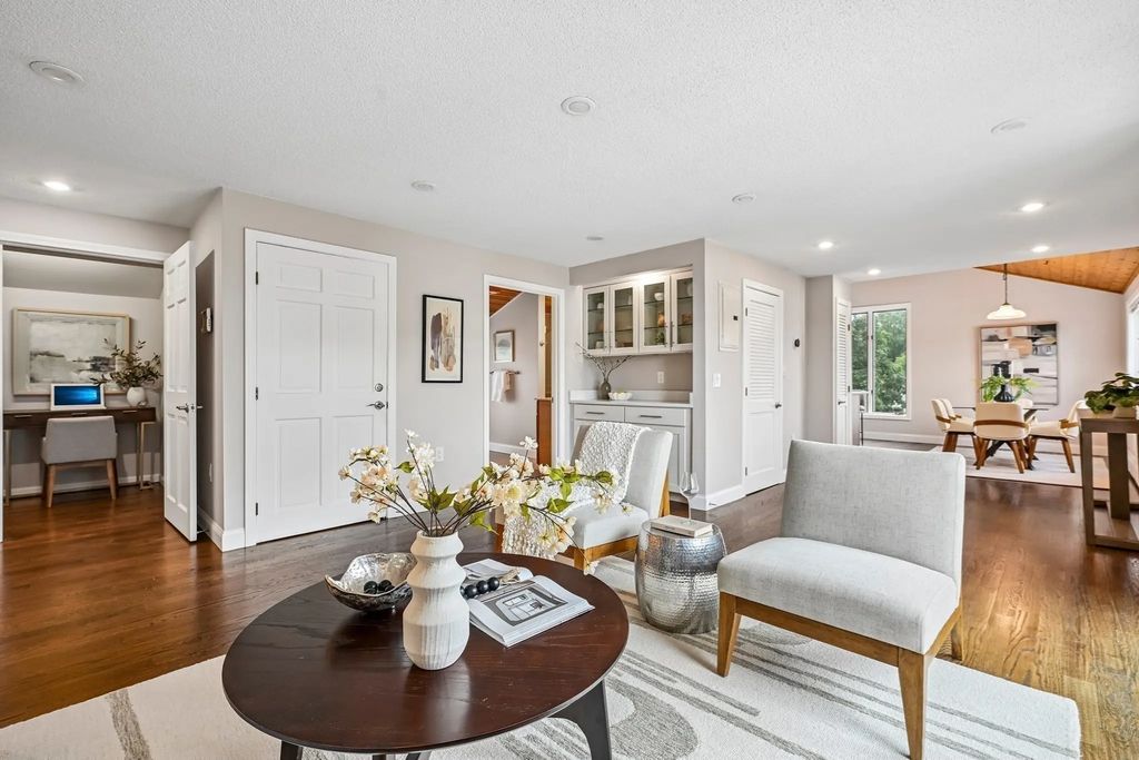 32 Farragut Ave #3, Somerville
