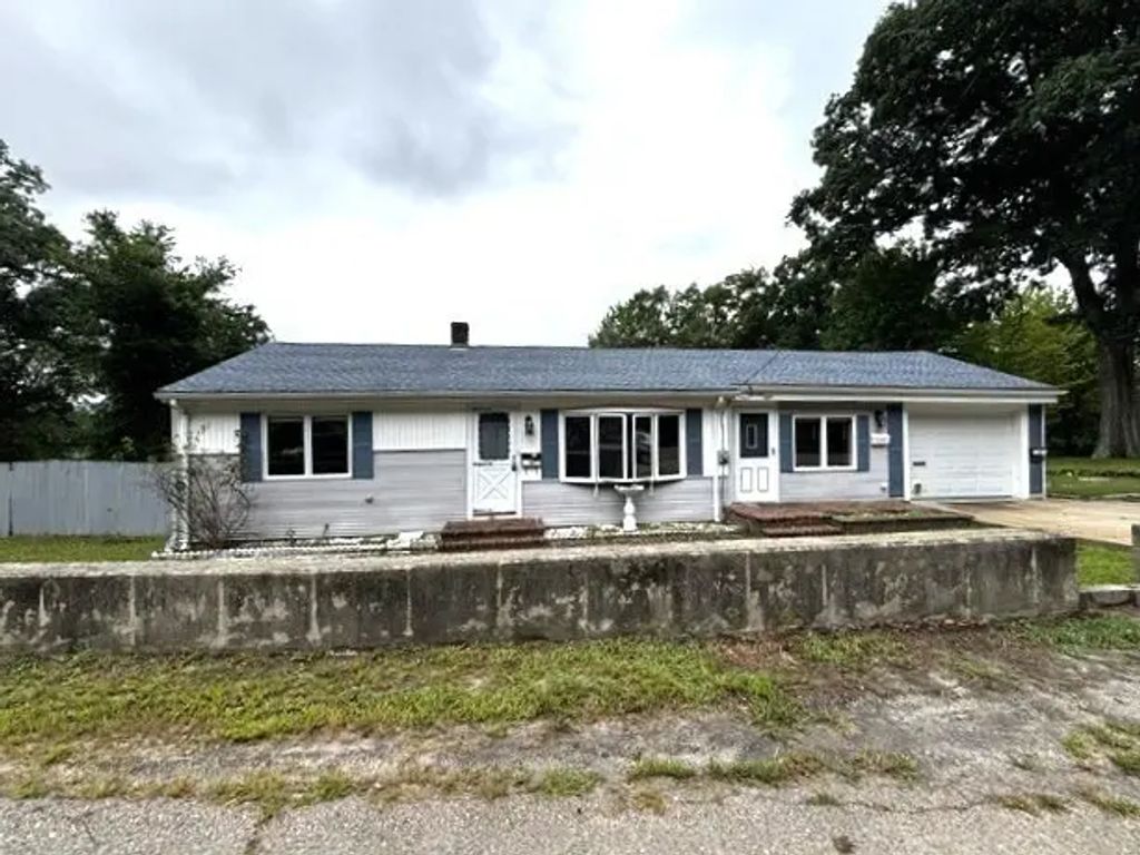 78 Edgewater Dr, Blackstone