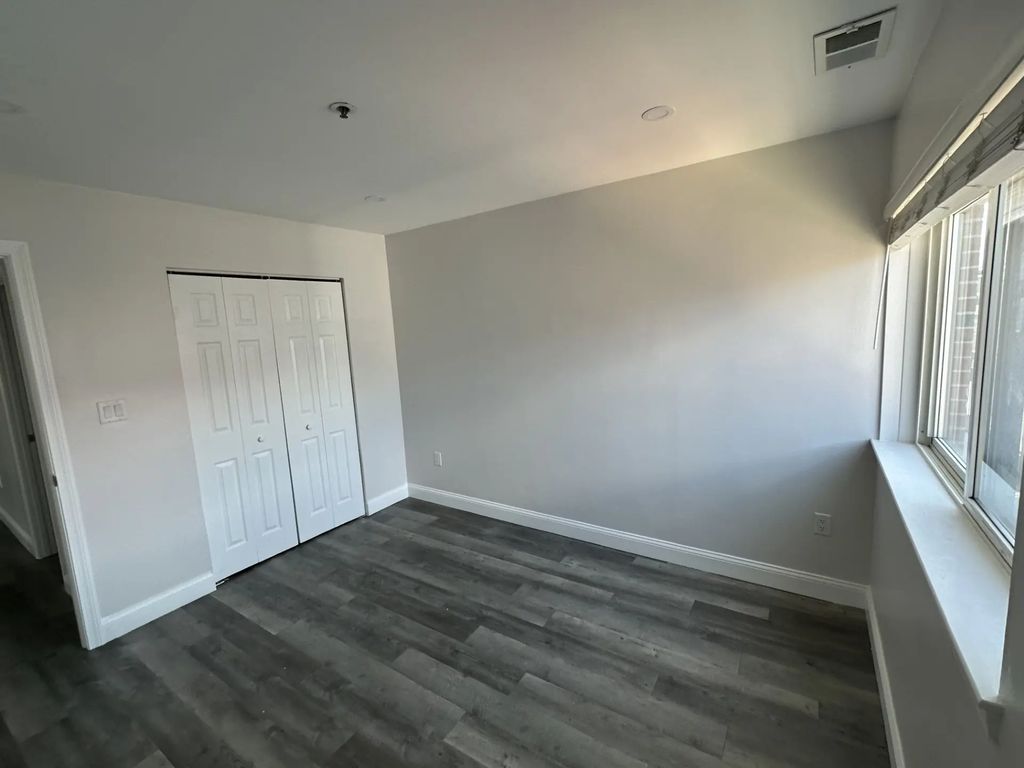 11 Langdon #203, Everett