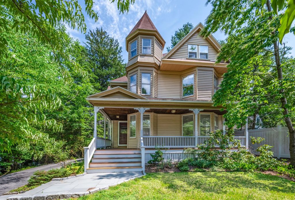 8 Cypress Rd, Wellesley