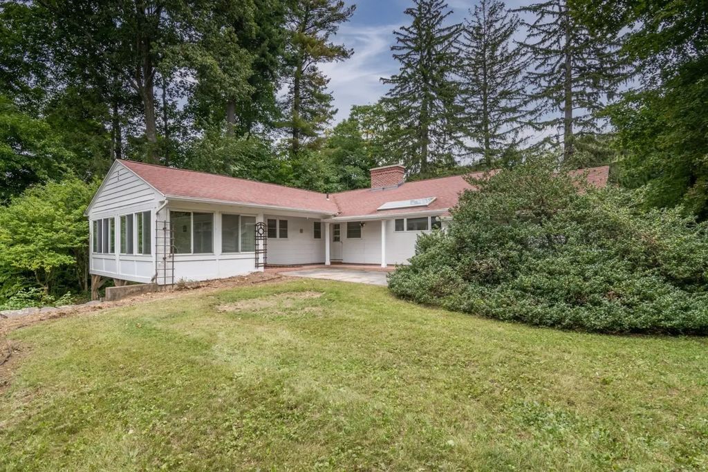 136 Lincoln Avenue, Amherst