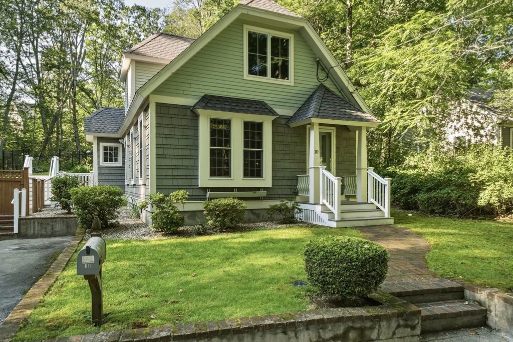 10 Mayflower Path, Wayland