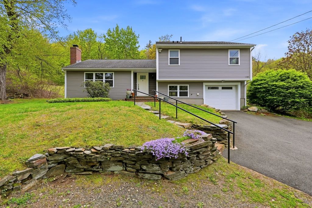 1185 Bay Road, Amherst