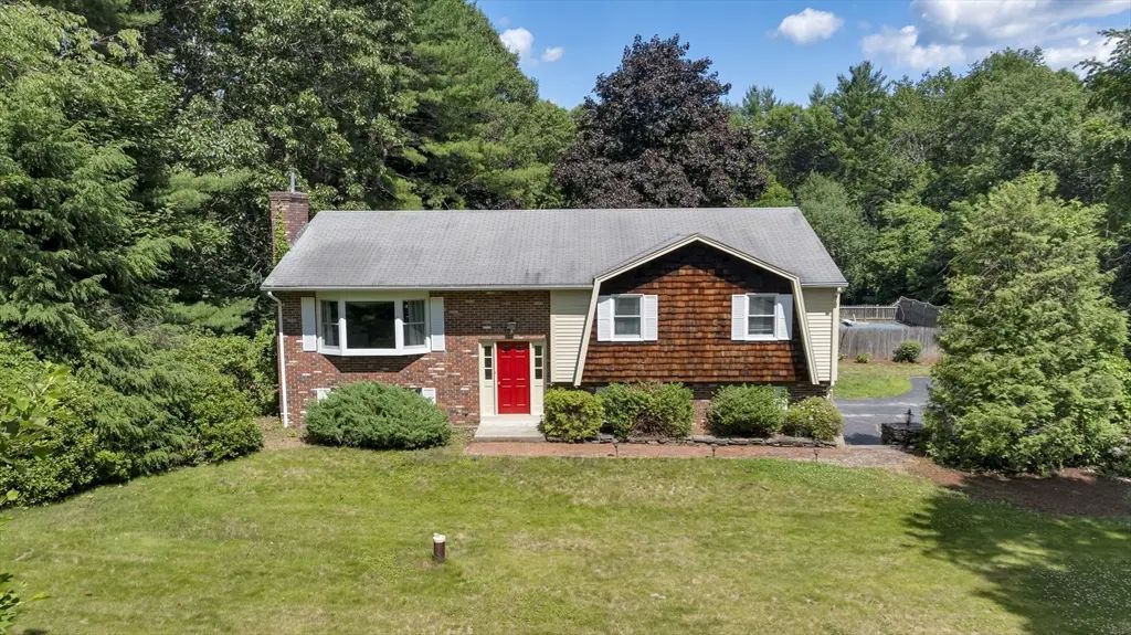 27 Hillside Dr, Sturbridge
