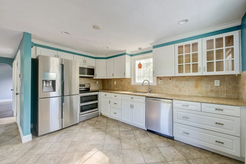 13 Winslow Rd, Sharon