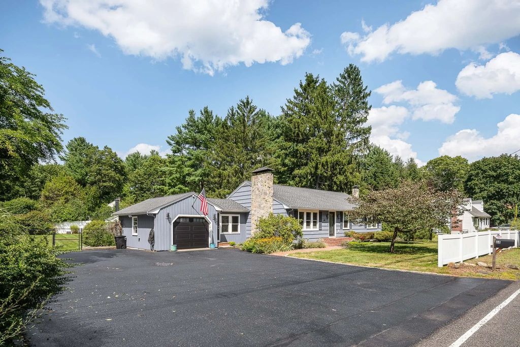64 Chestnut St, Foxboro