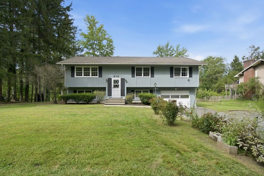 210 Strong St, Amherst