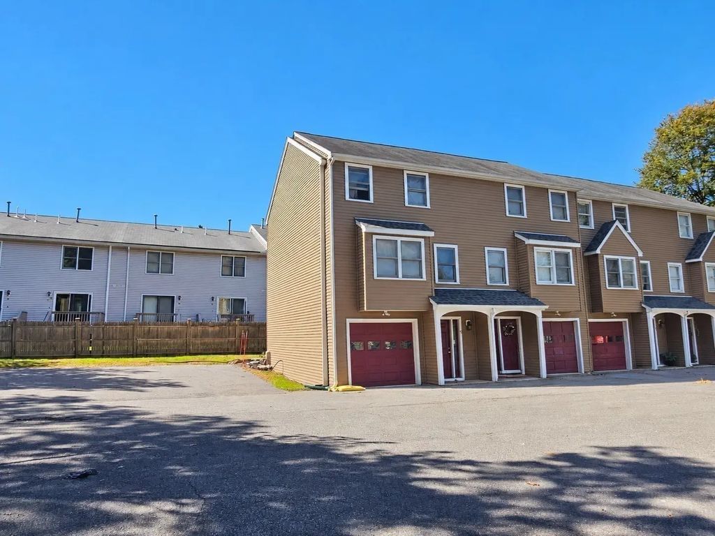 20 Angle St #10, Lowell