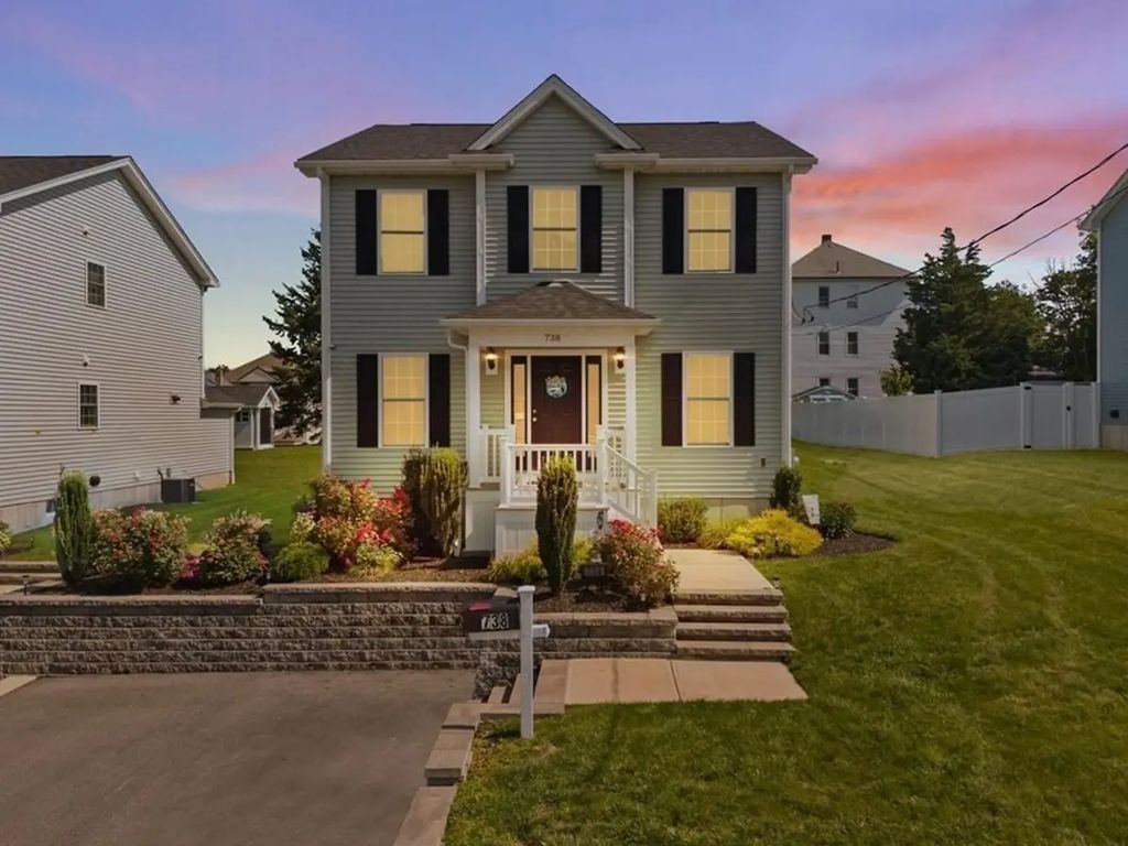 738 Hicks St, Fall River