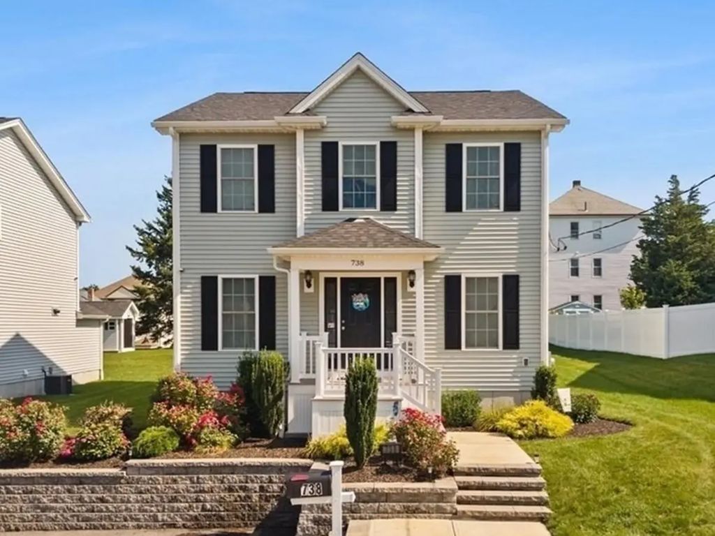 738 Hicks St, Fall River