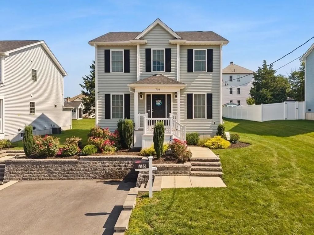 738 Hicks St, Fall River