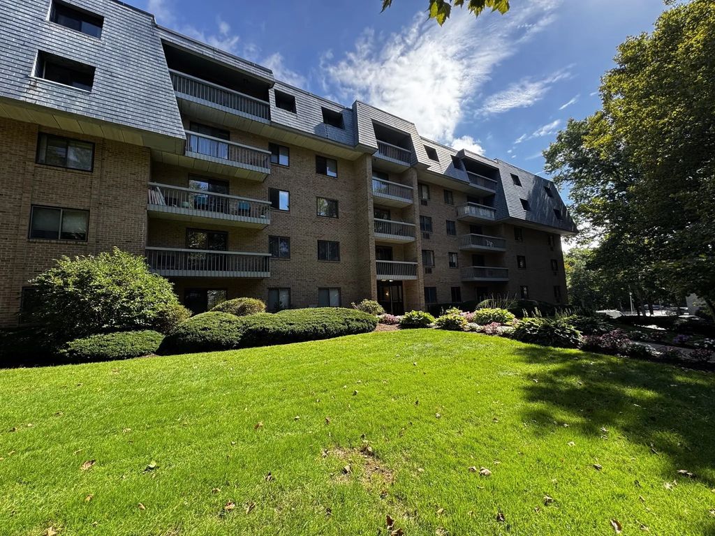 65 Commons Dr #602, Shrewsbury