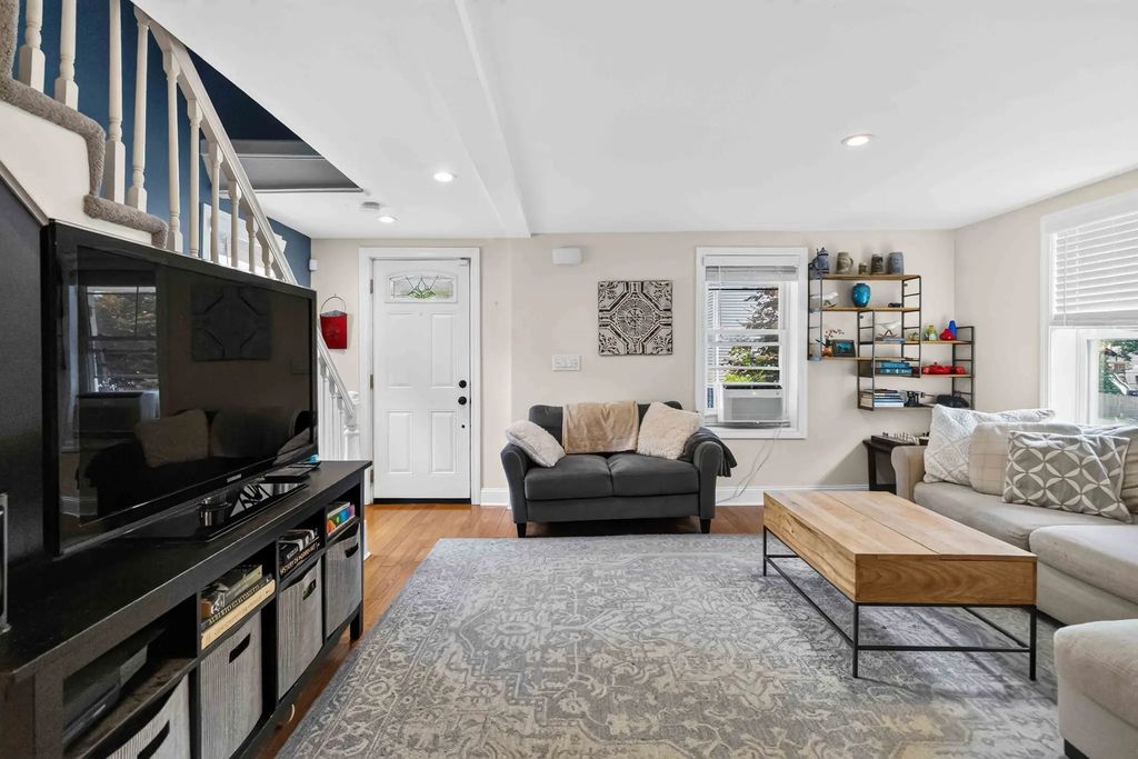 6 Carter Pl, Woburn