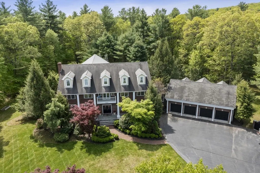 25 Ashkins Dr, Mendon