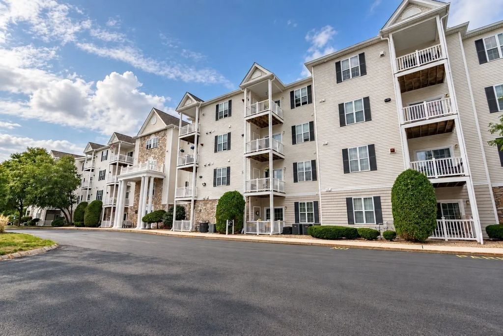 23 Hampshire Rd #113, Methuen