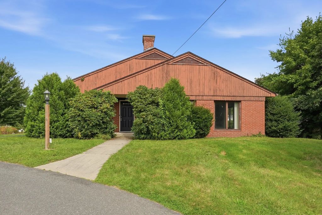 31 Woodcrest Road, Springfield