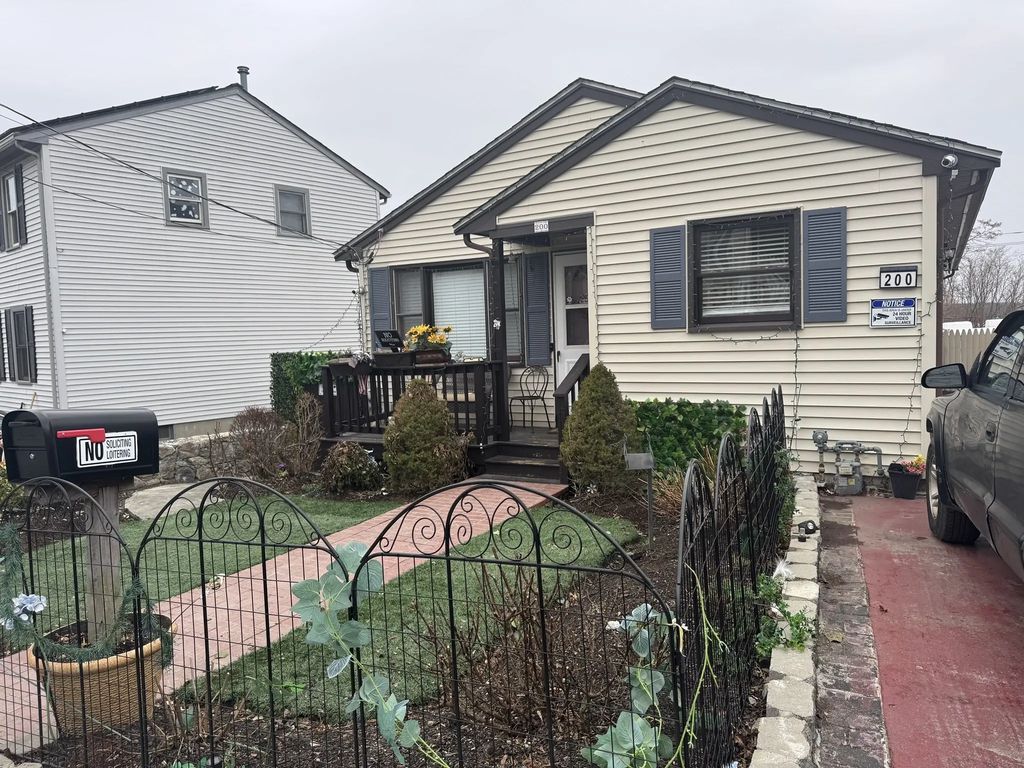 200 Crescent St, Fall River