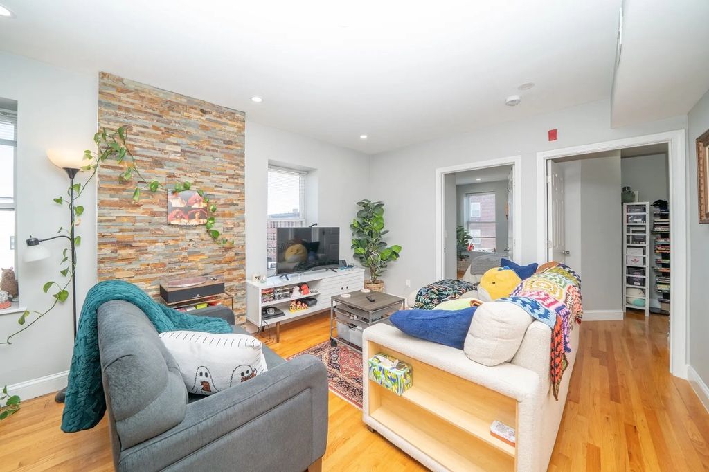 28 Chelsea St #3, Boston
