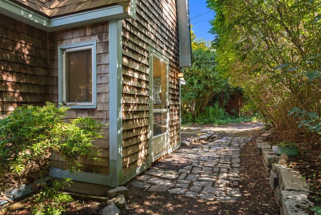 3 Rockwood Ln, Gloucester