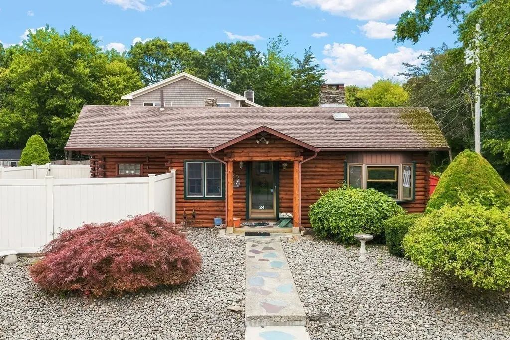 24 Fisherman Rd, Fairhaven