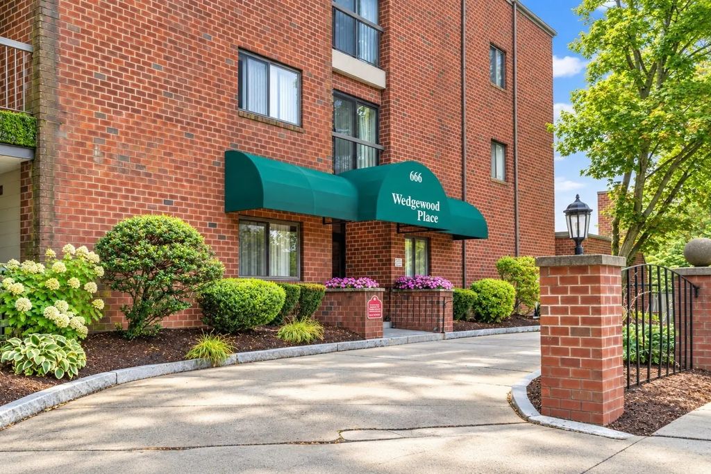 666 Main St #208, Winchester