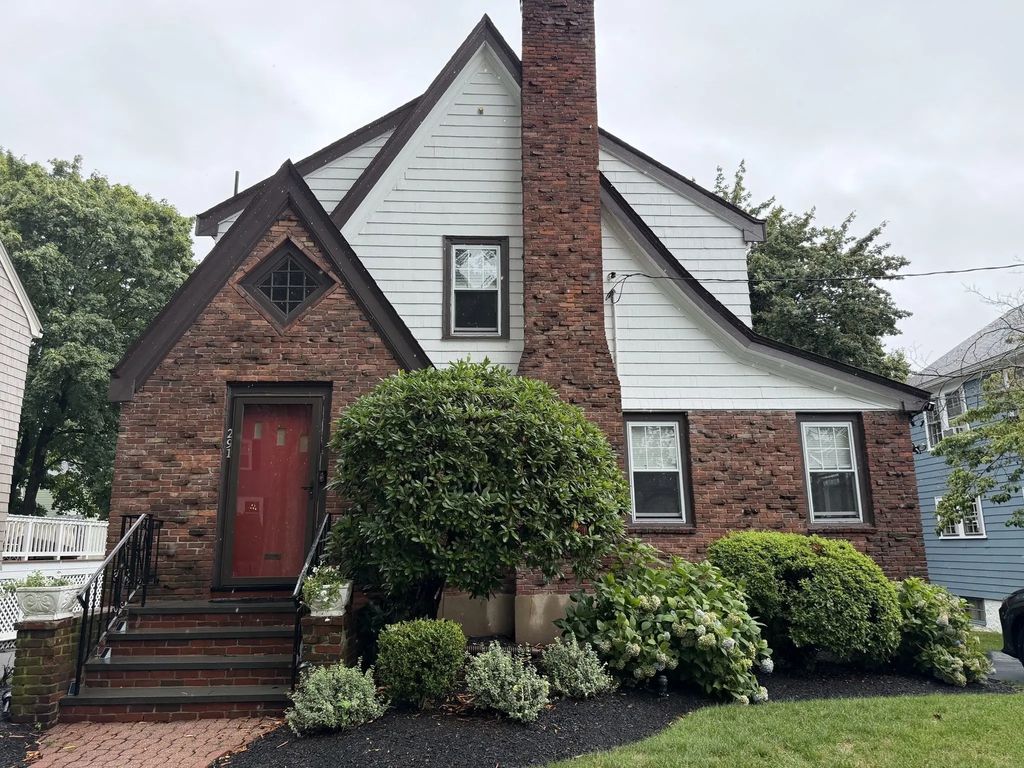 291 Russett Rd, Brookline