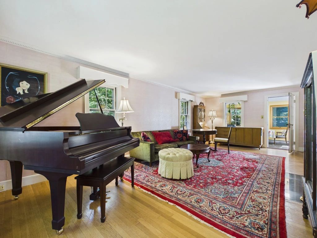 390 Marsh St, Belmont