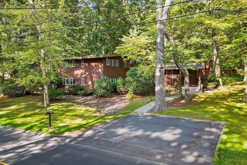 30 Peacock Farm Rd, Lexington
