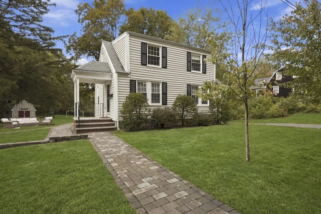 16 Clifford Ct, Hingham