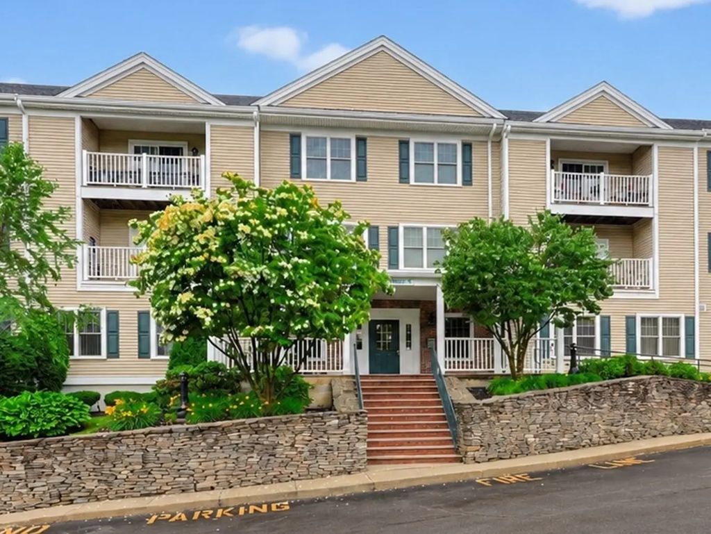 1 Lenox St #205, Norwood