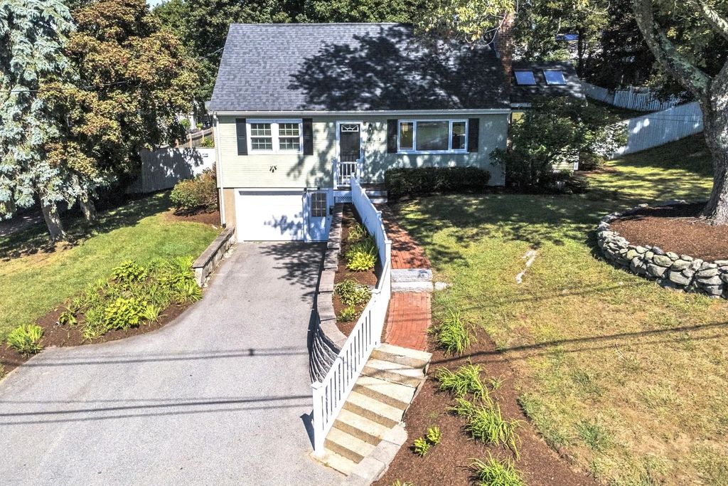 4 Stratton Rd, Hudson