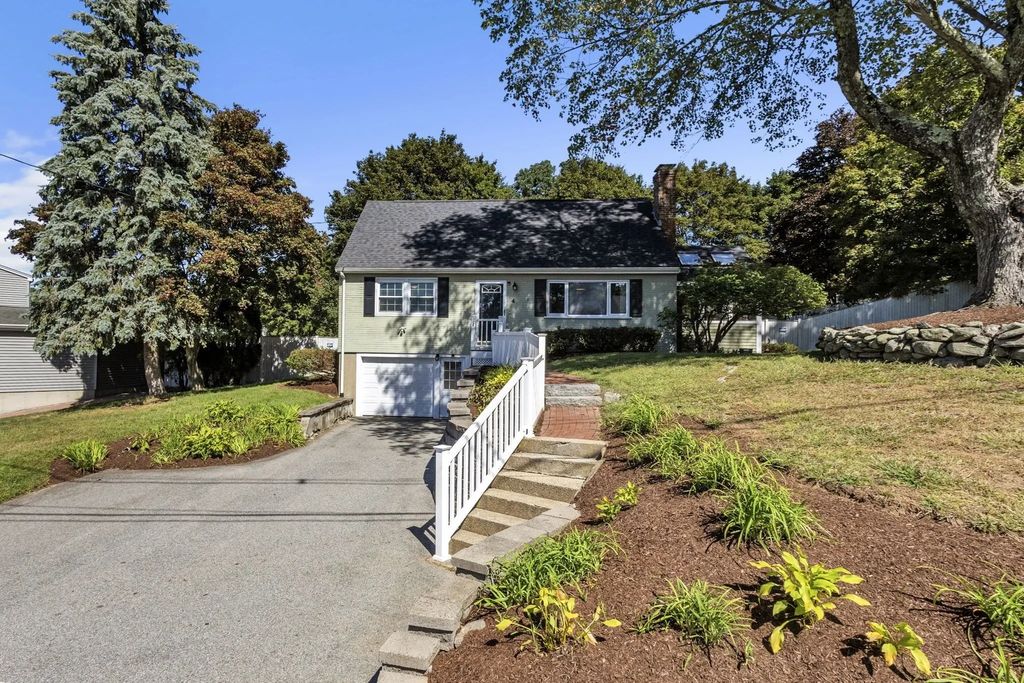 4 Stratton Rd, Hudson