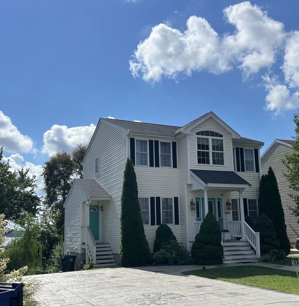 609 Detroit St, Fall River