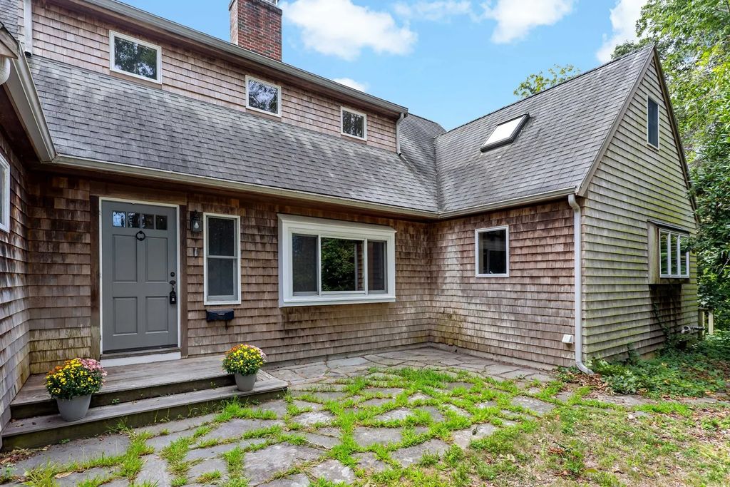 1 Fern Ln, Falmouth
