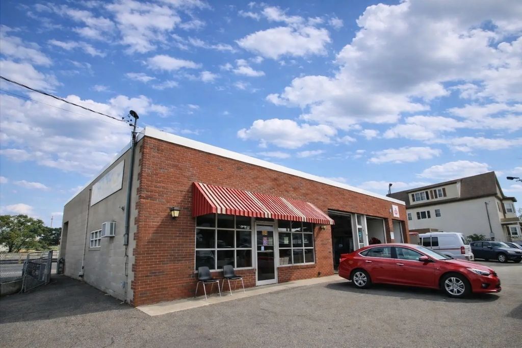 284 S Broadway, Lawrence