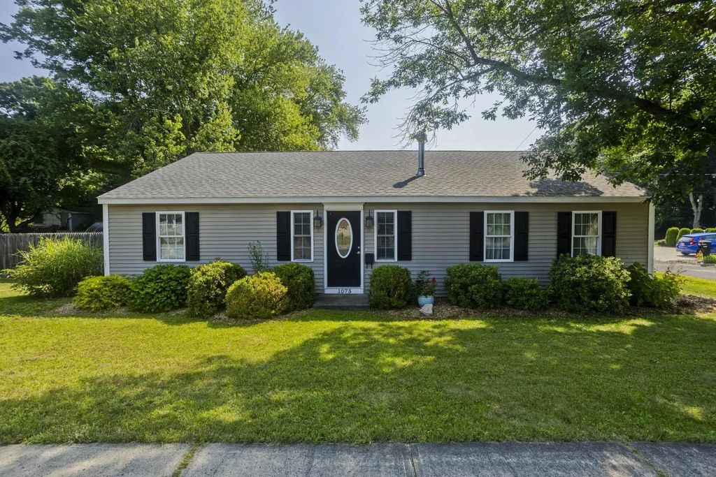 1075 Main St, Agawam