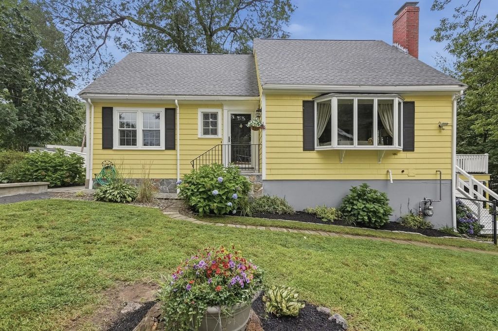 21 Oakwood Ave, Saugus