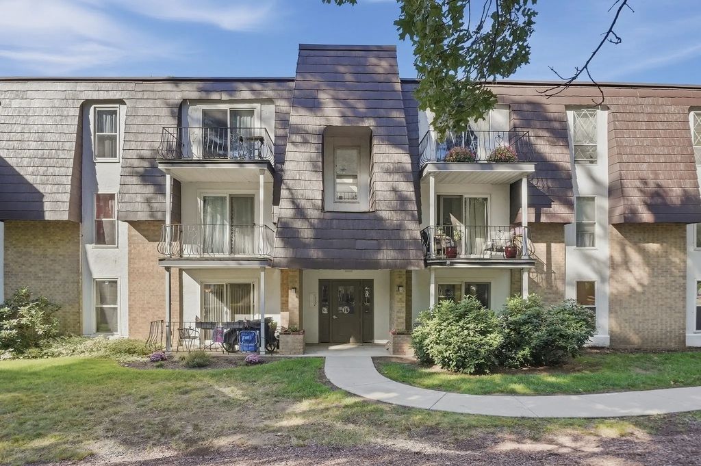 16 Shadowbrook Ln #35, Milford