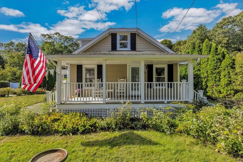 33 Oakwood Ave, Falmouth