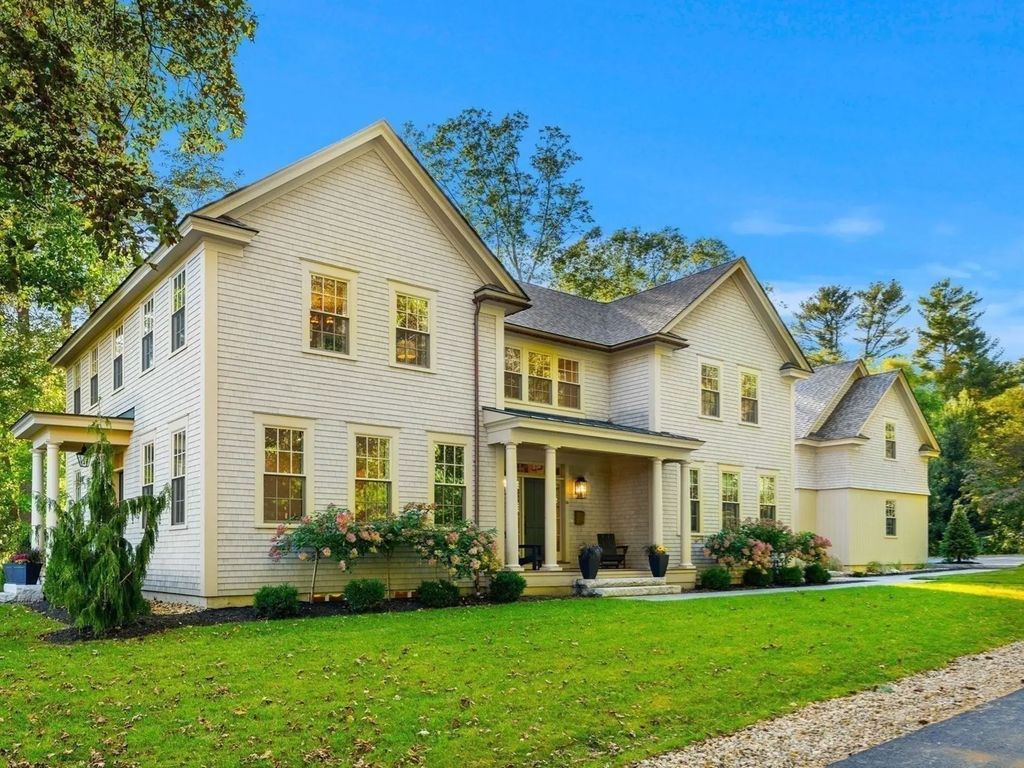 26 Toppans Ln, Newburyport