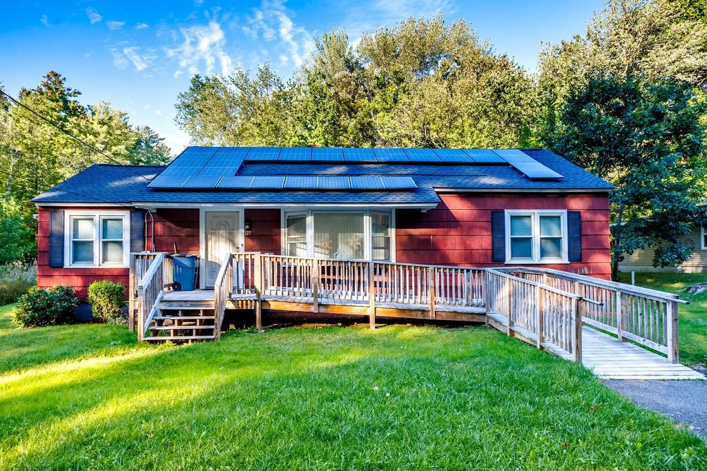 127 Pleasant St, Lunenburg