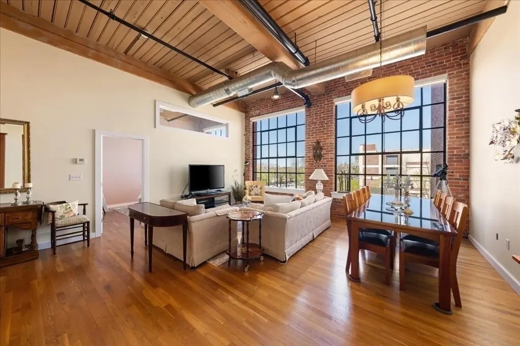 491 Dutton St #403, Lowell