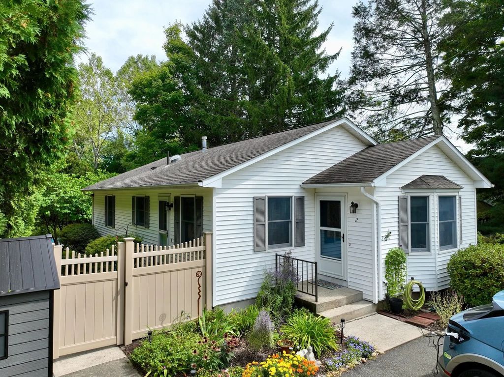 2 Grandview Ln, Easthampton