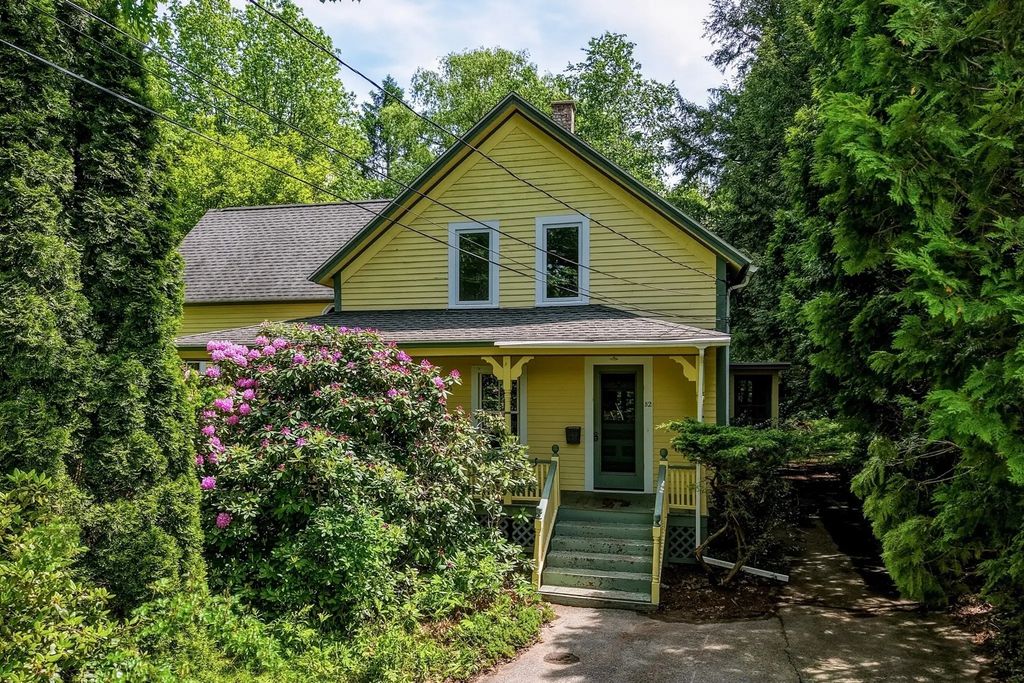 52 Baker St, Amherst